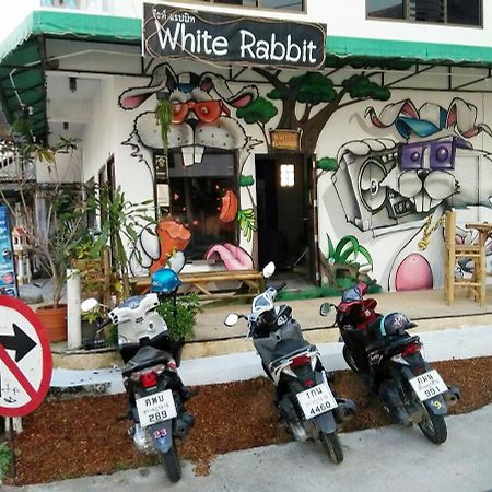 White Rabbit Hostel Baan Khai Exterior photo